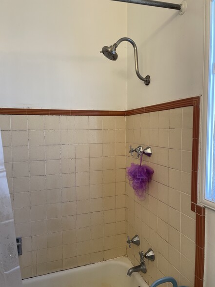 Shower/tub - 5275 Miles Ave