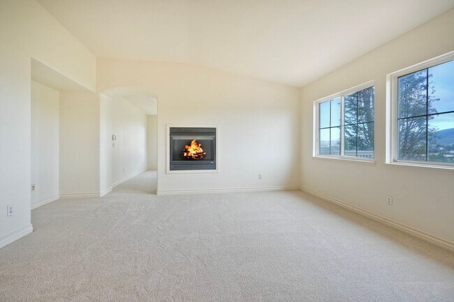 Building Photo - Executive Home with Views!