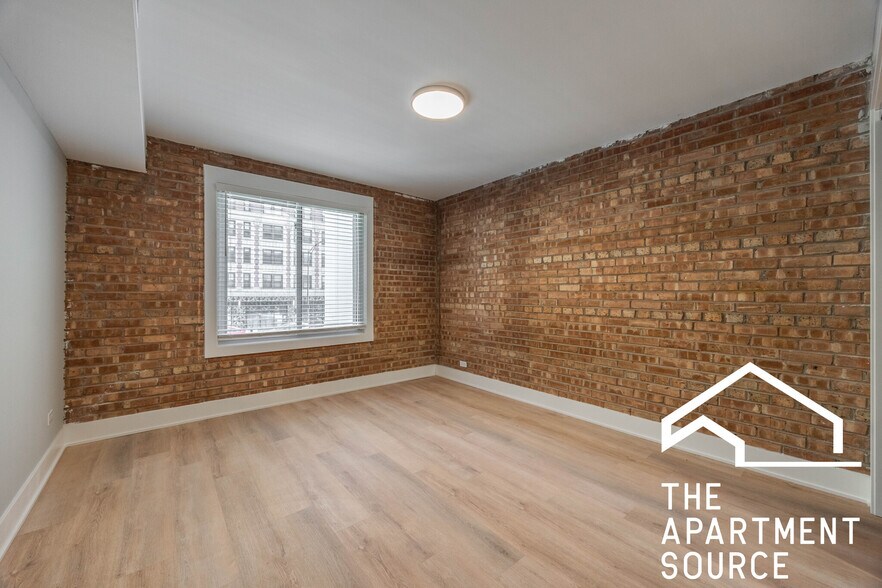 Building Photo - 1220 N La Salle Dr