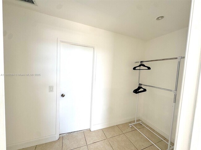 Building Photo - 1351 NE Miami Gardens Dr