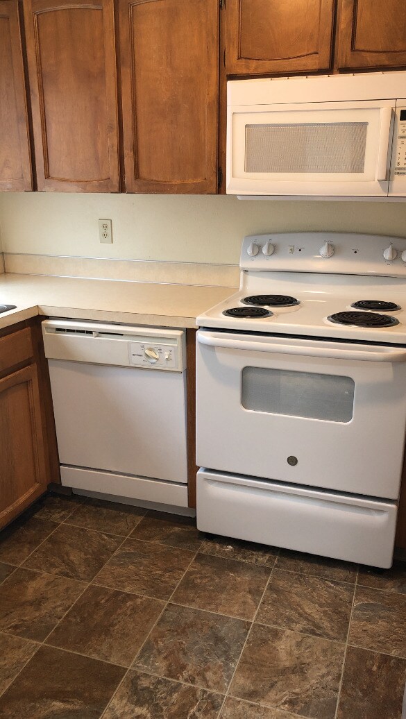 Building Photo - 852 SW Maple Tree Dr