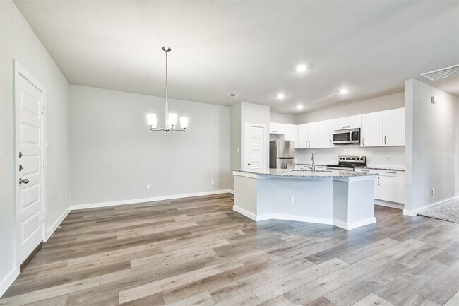 Building Photo - 9800 Grosbeak Ln