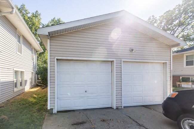 Building Photo - Renovated 2 Bed / 1 Bath Duplex