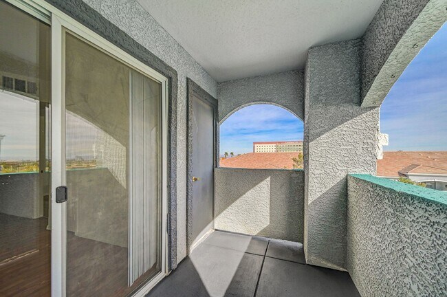 Building Photo - LOCATION! LOCATION! LOCATION! Move-in ready 2-bedroom condo in Centennial Hills!