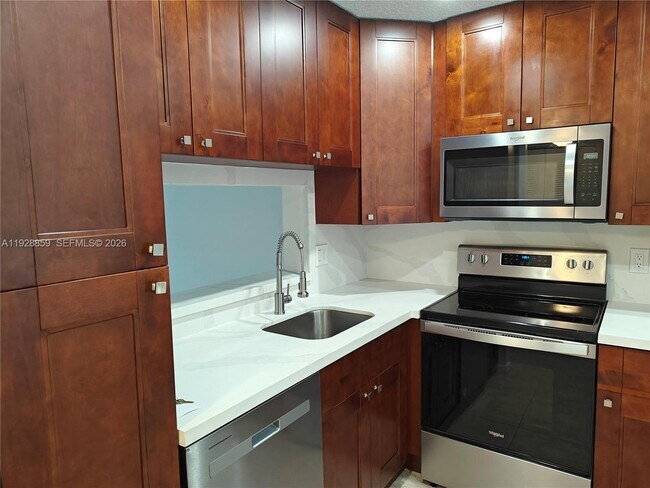 Building Photo - 8770 Royal Palm Blvd