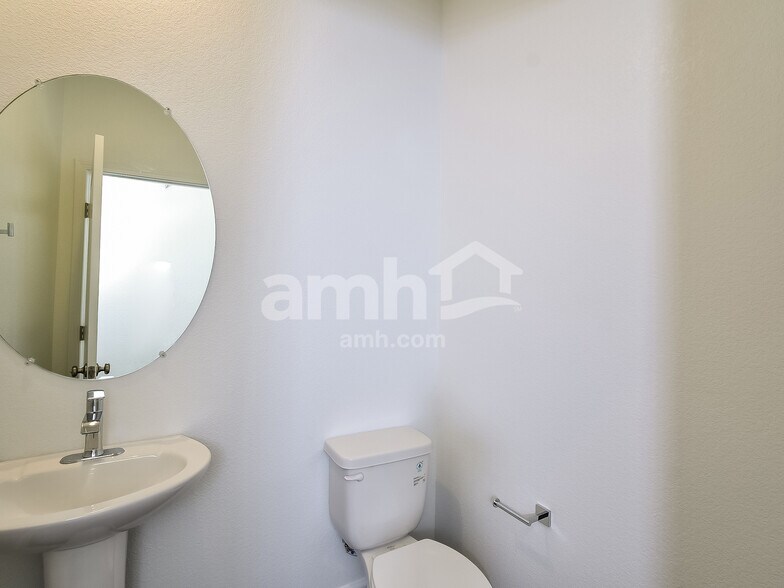 Building Photo - 582 Topiary Pk Ave