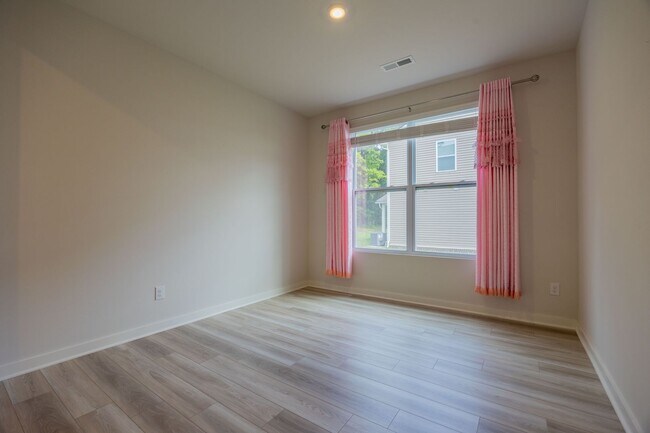 Building Photo - 1071 Ross Farms Blvd