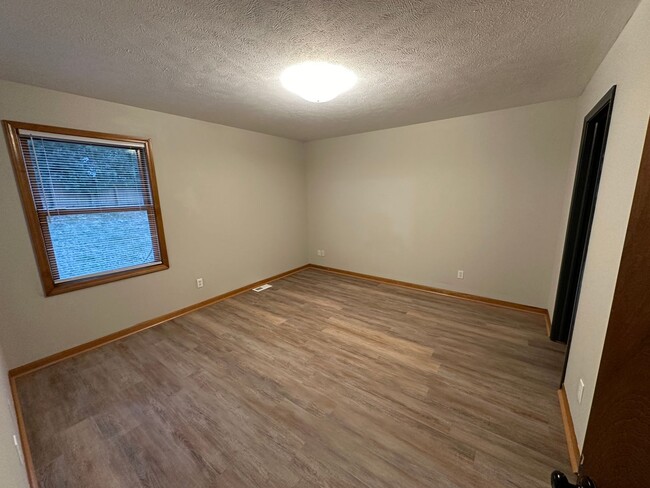 Building Photo - 904 Vos St