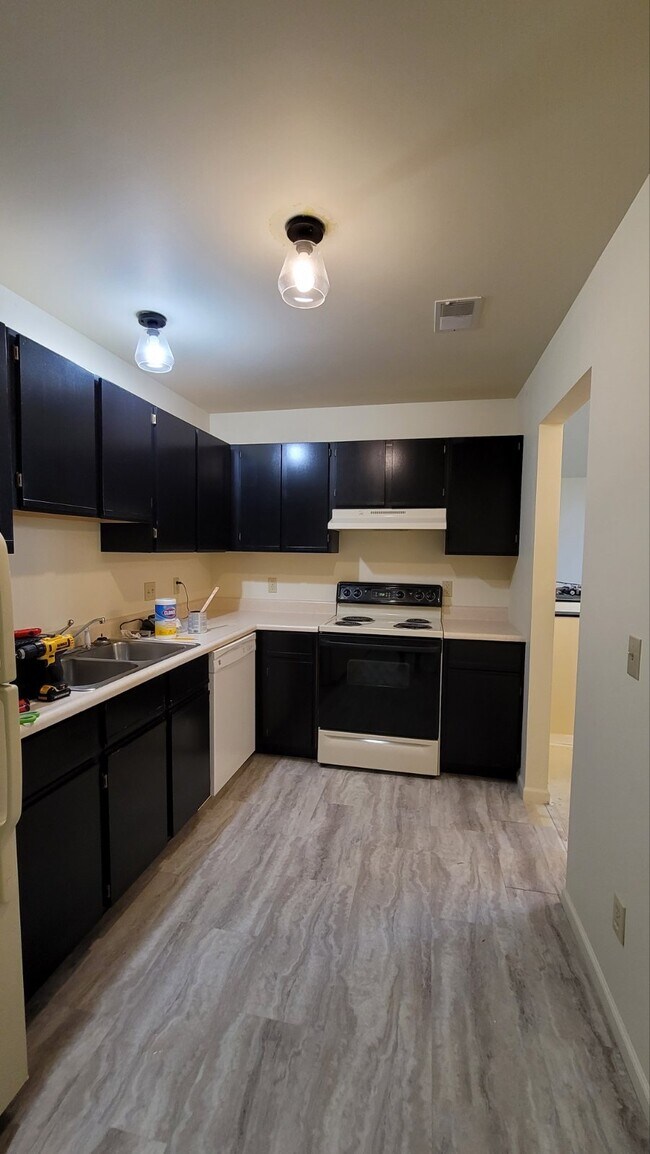 Building Photo - 245 Brookwood Dr