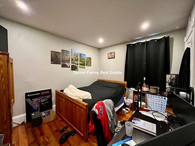 Building Photo - 24 Pond St