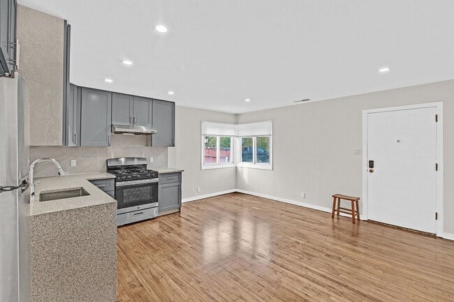 Building Photo - Newly Updated 2/2