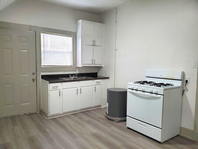 Building Photo - 1478 Johns St