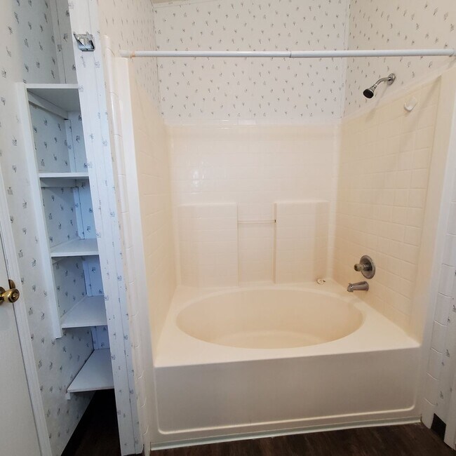 Building Photo - Pet Friendly 3 Bed : 2Bath Home w/ a Carport