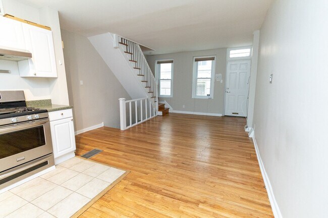 Building Photo - Charming 2 Bedroom 1 bath Row near Rittenh...