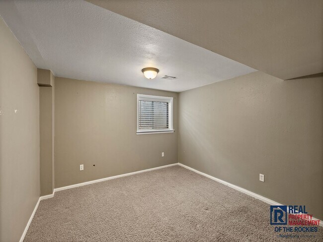 Building Photo - Beautiful 4 Bed 2 Bath Townhome with Lake Views!