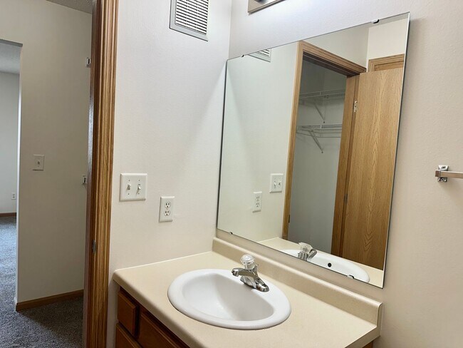 Building Photo - 2 Bedroom 2 Bath - South Fargo - November 1st