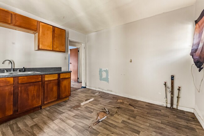 Building Photo - 932 Lewis St