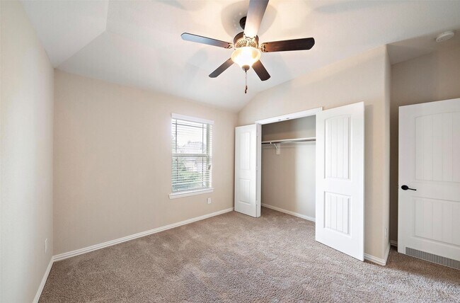 Building Photo - 2 Painted Post Pl