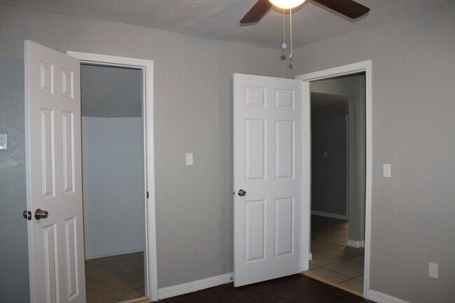 Building Photo - 3 or 4 bedrooms! Your Choice!