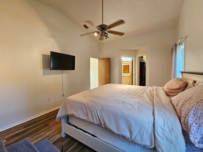 Building Photo - Charming 2 Bed, 2 Bath Home for Rent in Spring Hill (34609) – Spacious, Bright, and Perfectly Loc...