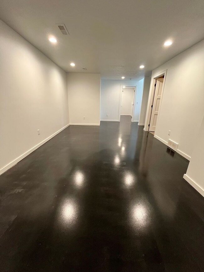 Building Photo - 4 Bed/3.5 Bath with 4 Stall Heated Garage!