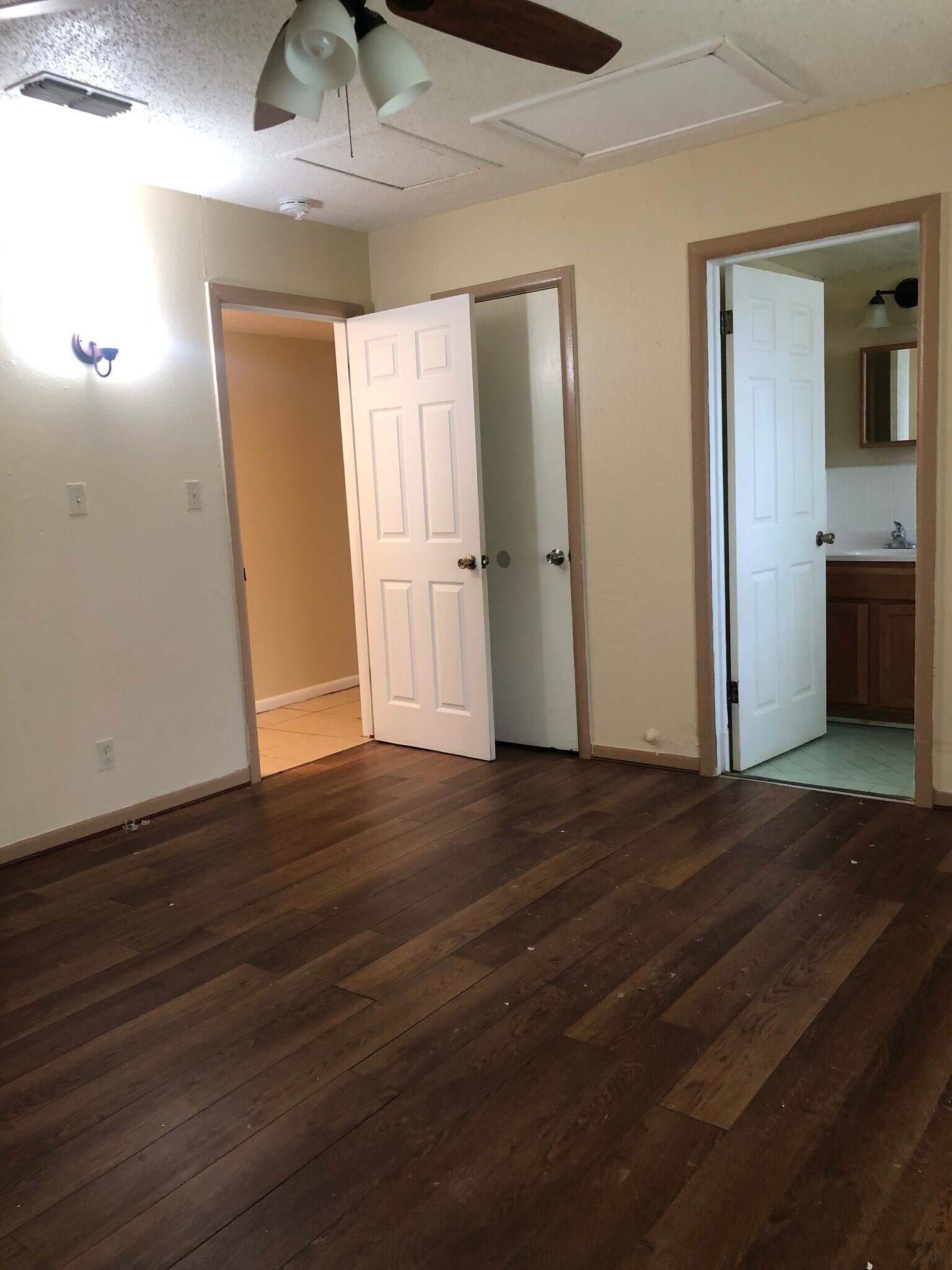 Bedroom 1 with bath - 2510 N Rose St