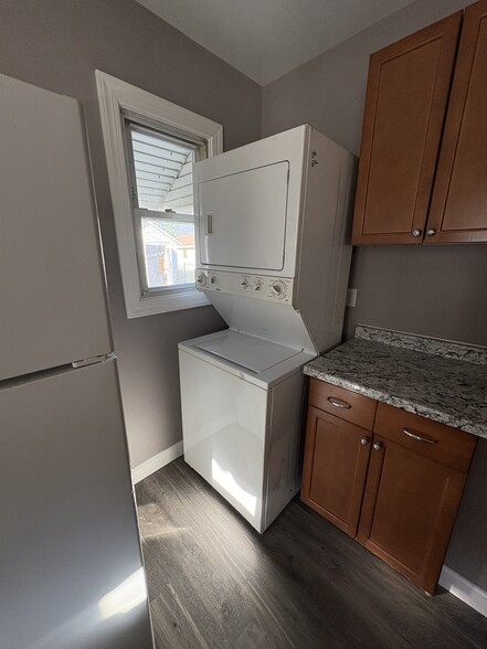 In Unit Stackable Gas Washer/Dryer - 1346 W North St