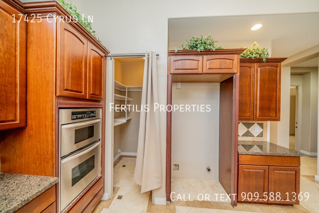Building Photo - 17425 Cyrus Ln