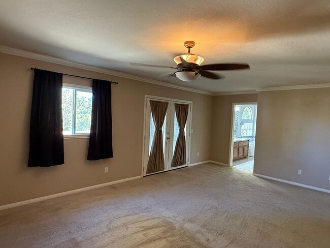 Building Photo - Beautiful Royal Highlands Home with stylish upgrades thoughhout!