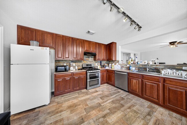 Building Photo - 6503 Warfield Ln