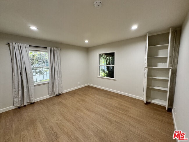 Building Photo - 300 S Doheny Dr
