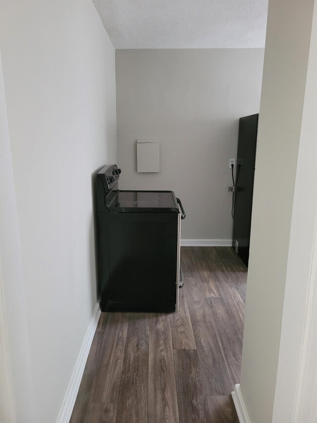 Building Photo - 332 S Bull St