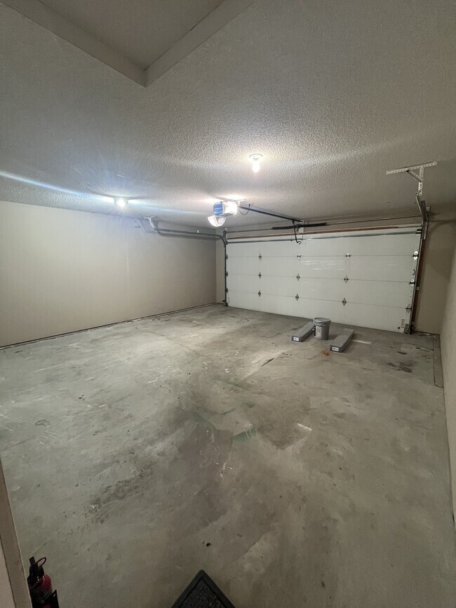 Building Photo - 723 Iron Horse Dr