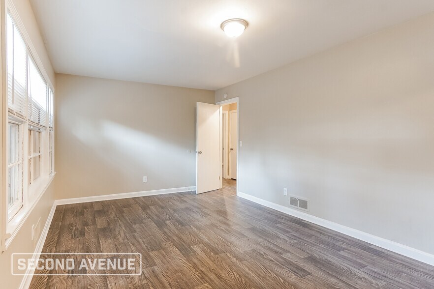 Building Photo - 9725 Red Ln Dr