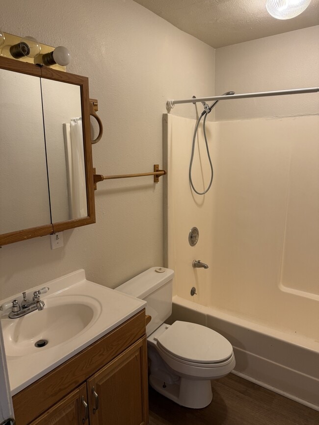 Building Photo - 100 B St