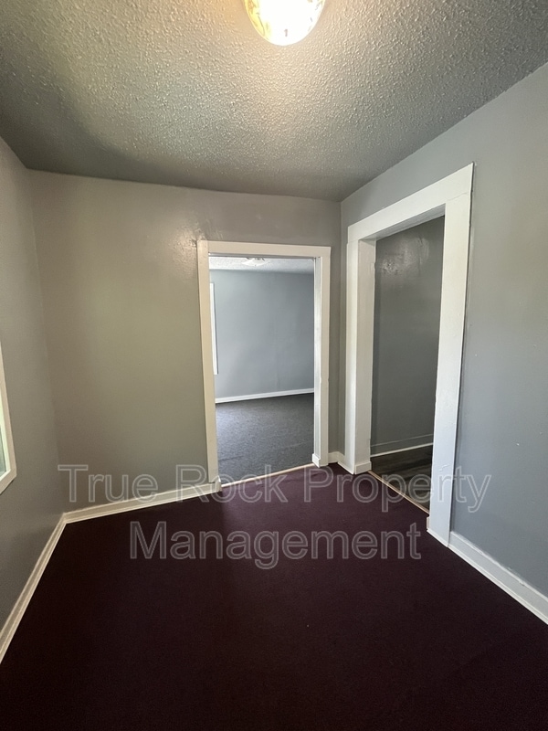 Building Photo - 405 1/2 W 10th