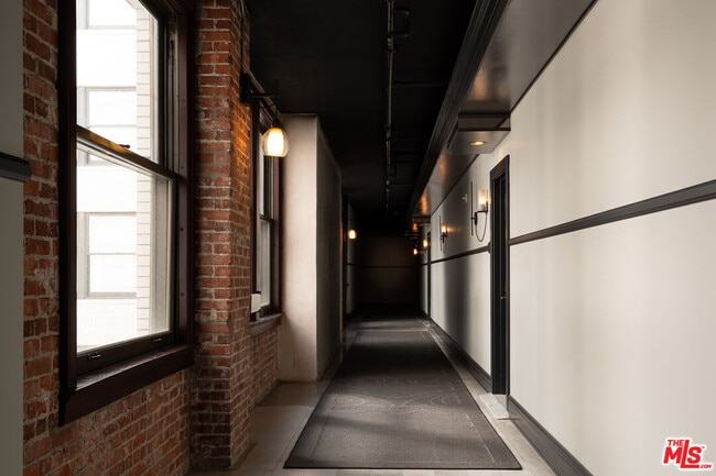 Building Photo - 460 S Spring St