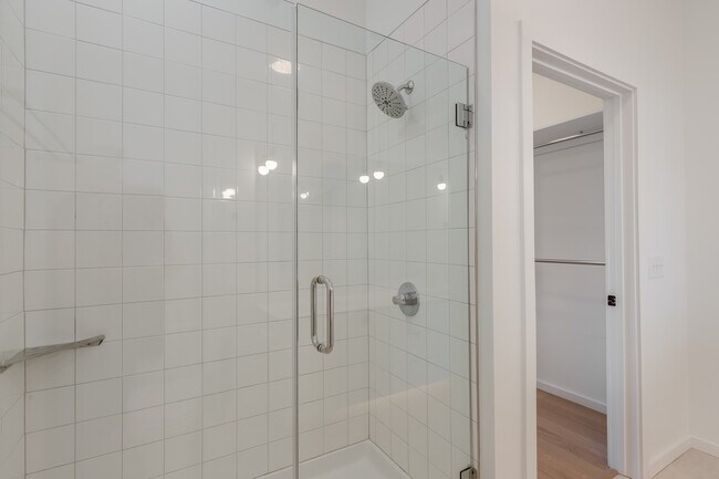 shower in master bath - 600 S Duke St