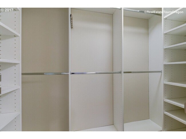 Building Photo - Great 3 Bedroom 2.5 Bathroom Townhouse End Unit!  2 Car Garage  + Washer & Dryer! Near Nike, Inte...