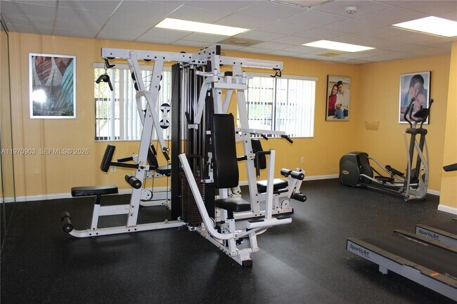 Building Photo - 400 Palm Cir W