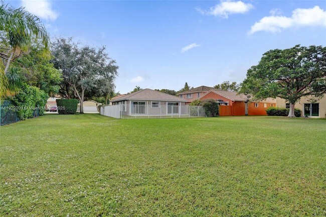 Building Photo - 6305 Willoughby Cir