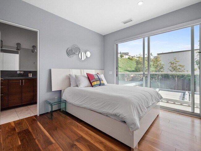 Building Photo - Solana Beach Paradise