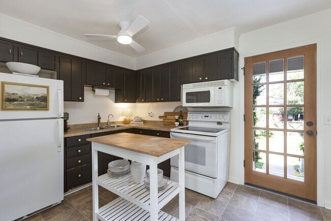 Building Photo - Bright East Nashville Townhome!