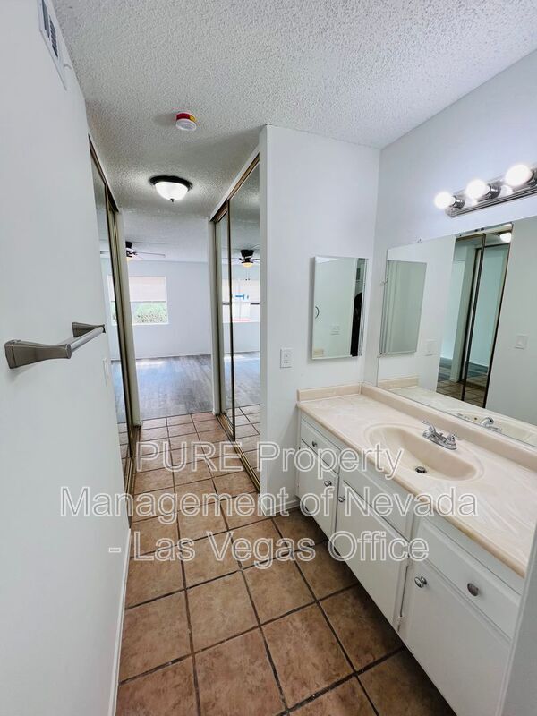 Building Photo - 1405 E Vegas Valley Dr