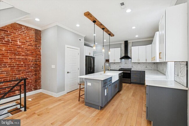 Building Photo - 1625 S 19th St