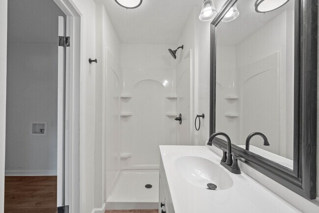 Building Photo - Large & Updated Home, *FIRST MONTH'S RENT FREE*
