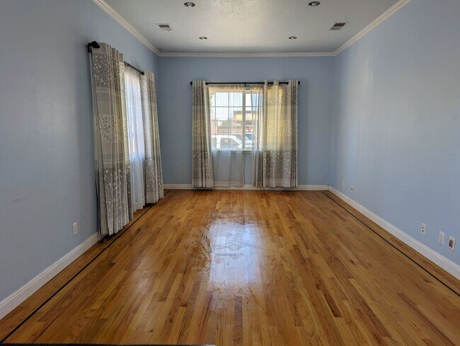 Building Photo - 209 N Idaho St