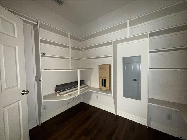 Building Photo - 3815 Holly Ridge Dr