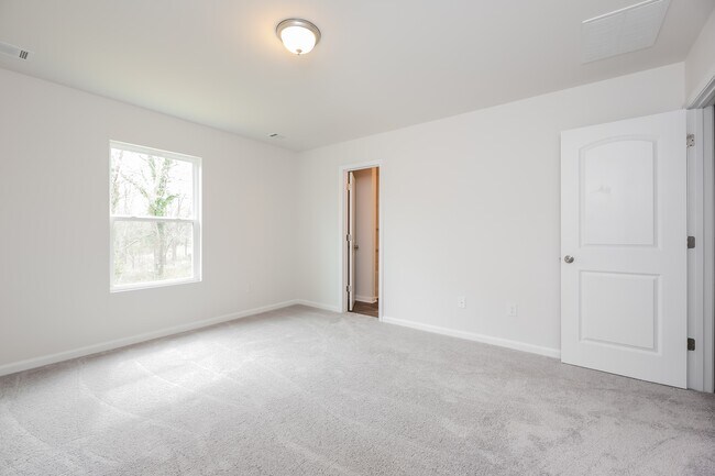 Building Photo - 123 Colonial Walk