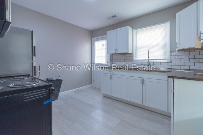 Building Photo - Remodeled 2BR/ 1 BA home ready for easy li...
